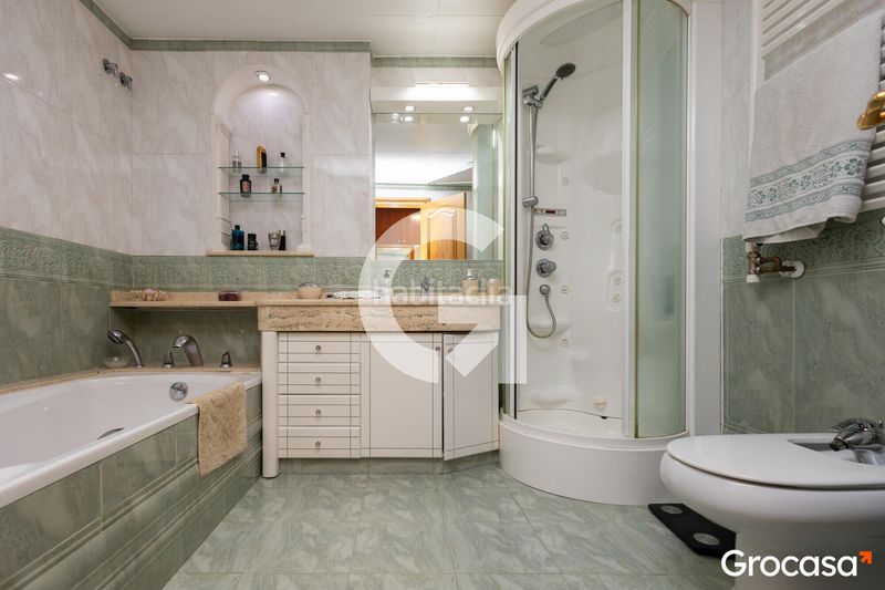 Foto e21f714d-3498-426f-b785-970ebd83122f. Casa aparellada amb calefacció aparcament piscina a Mataró