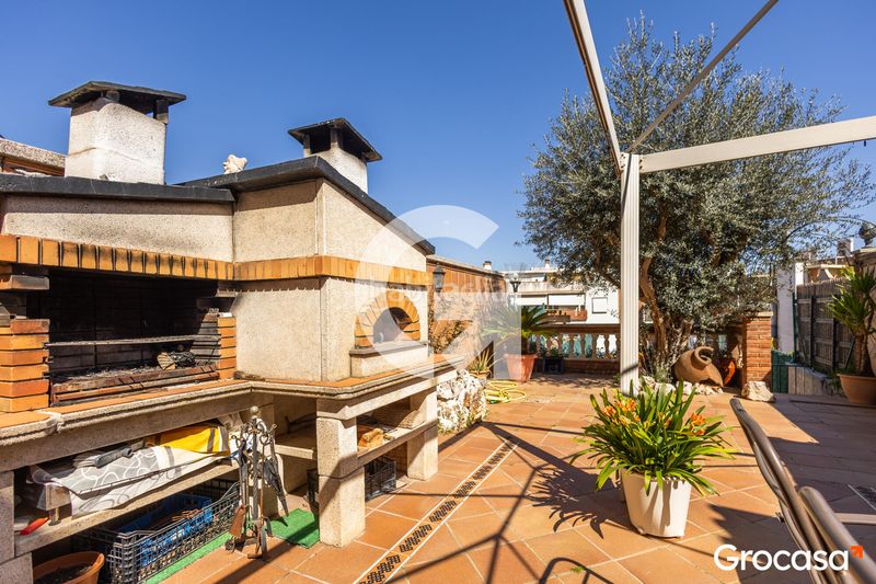 Foto e98e738d-a303-4eb0-8f82-baf23a472bdb. Casa aparellada amb calefacció aparcament piscina a Mataró