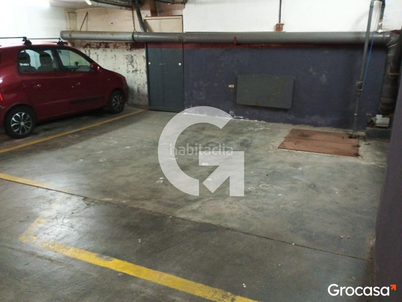 Foto cebdea1d-291f-4b0e-8389-df0d63686754. Aparcament cotxe a Horta Barcelona