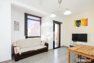 Pis a Sants-Badal. Piso con dos balcones reformado en sants badal