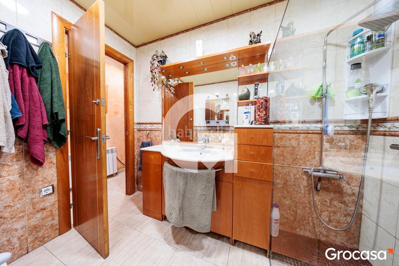 Foto 7a71bdbc-3e72-4428-a06b-d16d494c8e46. Casa amb calefacció aparcament a Ca n'Aurell Terrassa