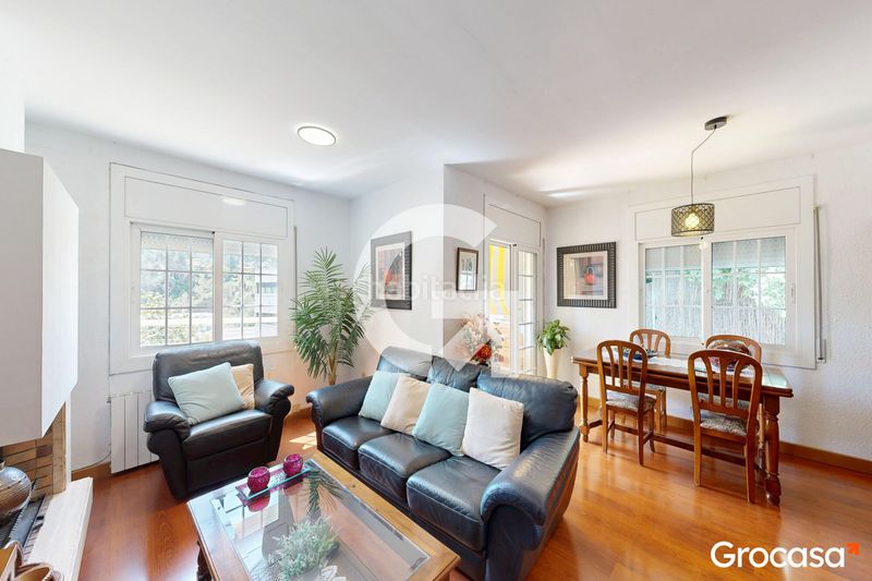 Foto 544b348d-926c-4e26-8b3b-03ead425d344. Casa amb calefacció aparcament piscina a Corbera de Llobregat