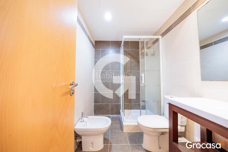 Foto 5b9e2d67-8a15-4c27-b6e2-1efa86a565a7. Planta baixa amb calefacció aparcament piscina a Terrassa