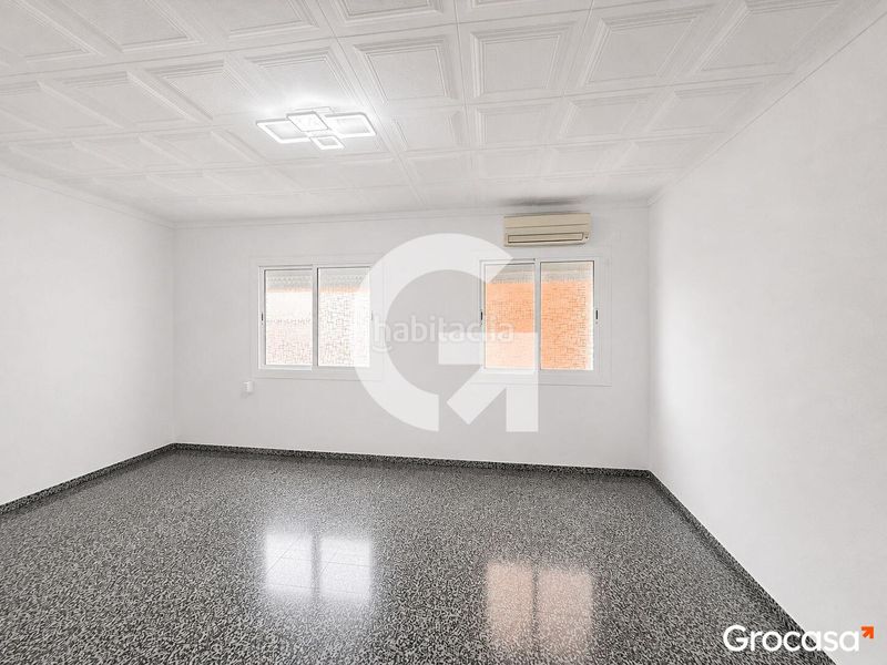 Foto 41f2d7b5-cad4-42a2-83b0-414090403a40. Pis a Sants-Badal Barcelona