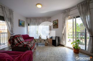 Etagenwohnung in Zona Alta. Piso exterior , 3 hab y ascensor en barri cotet
