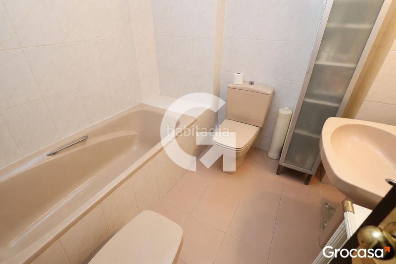 Foto c4935e1b-3874-4db4-a783-c21b8382f265. Casa adossada amb calefacció aparcament a Horta Barcelona