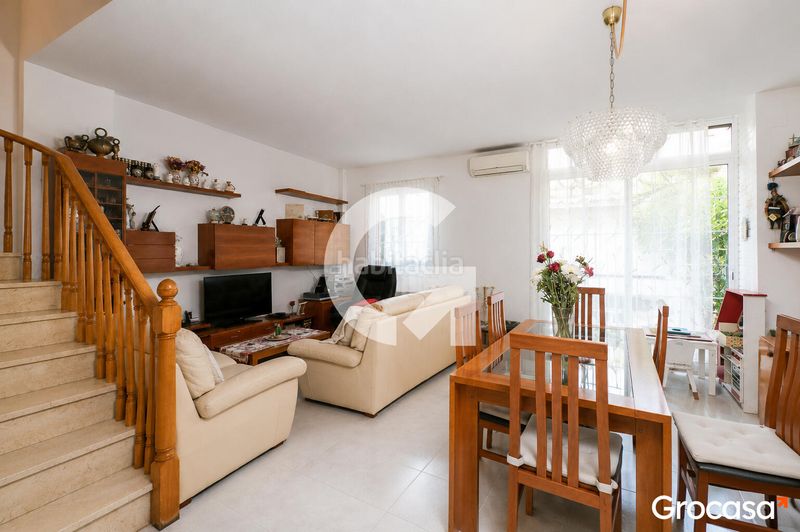 Foto e03d9f7e-43be-42ca-bbc5-daad5981bd9c. Casa adossada amb calefacció aparcament a Horta Barcelona