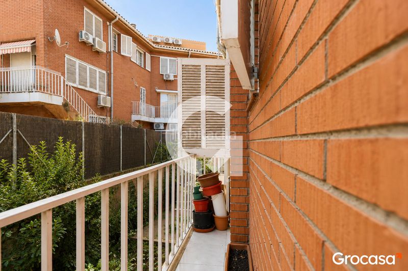 Foto eca364f1-92b2-46c9-835d-f043aa51dda3. Casa adossada amb calefacció aparcament a Horta Barcelona