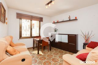 Flat in Sant Ramon - Maternitat. Piso de 3 habitaciones para reformar con ascensor junto al camp