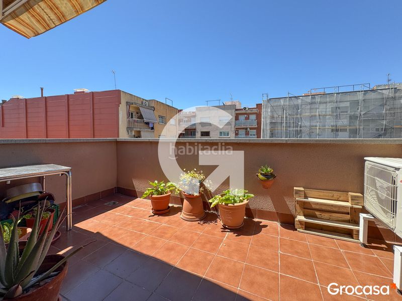 Foto a11aa9a2-0f96-465a-82af-f11337832375. Casa adossada amb calefacció aparcament a Torrent Ballester Viladecans
