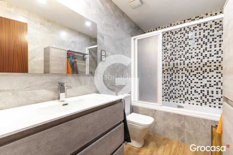 Foto d766640a-59e5-495d-b452-67c2eb4311b5. Pis amb calefacció aparcament piscina a Fontsanta-Fatjó Cornellà de Llobregat