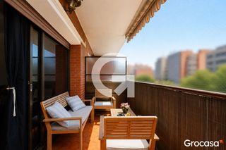 Flat in Sagnier-Plaça de Catalunya. Amplia vivienda con 4 habitaciones, 2 baños, balcon amplio y exc