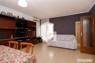 Appartement à Estruch-Eixample. Piso de 4 habitaciones, ascensor y balcón!!!!