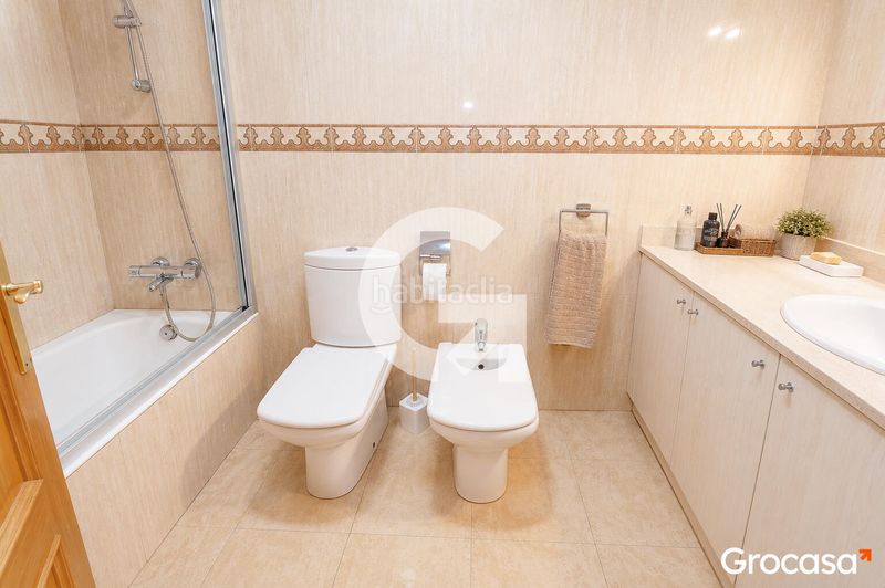Foto 0de2eec4-6450-4815-985a-f6030269262d. Casa adossada amb calefacció aparcament a Centre Viladecans