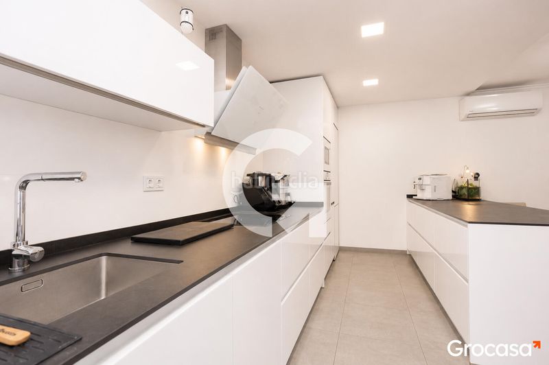 Foto 19a5d3ca-7102-47ab-92fb-f10a0e708e02. Casa adossada amb calefacció aparcament a Centre Viladecans