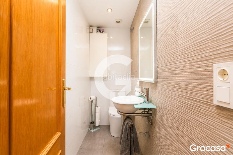 Foto a914ccd4-e655-48a1-a4c2-517e052aa0ad. Casa adossada amb calefacció aparcament a Centre Viladecans