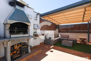 Casa adossada  Cl pare artigas. Casa reformada con solarium y garaje!