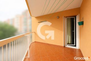 Appartamento in Sagnier-Plaça de Catalunya. Vivienda exterior en esquina con tres balcones en el prat de llo
