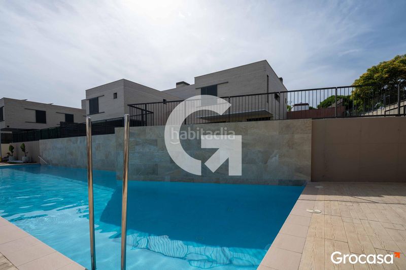 Foto 04fc94ce-9dcc-48e2-8206-5dbe7d38f9bf. Casa aparellada amb calefacció aparcament piscina a Mataró