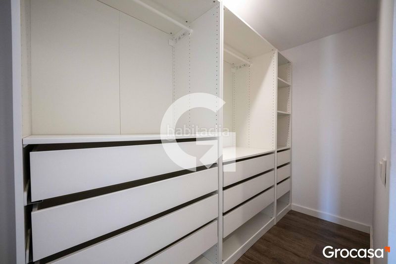 Foto 0845120b-b81f-4748-9077-43656238d2e7. Casa aparellada amb calefacció aparcament piscina a Mataró