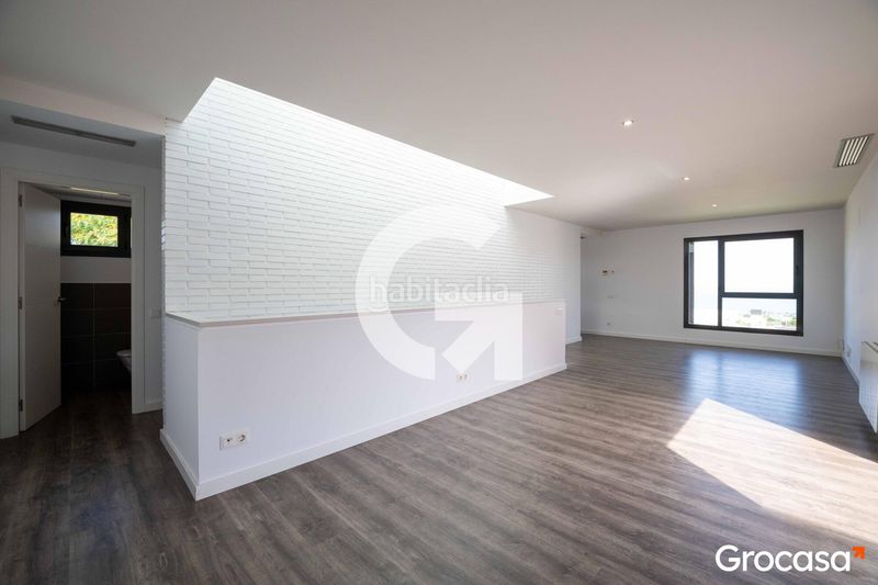Foto 0a9ea30f-dadc-4eb1-8aa3-bbd861a9bb5a. Casa aparellada amb calefacció aparcament piscina a Mataró