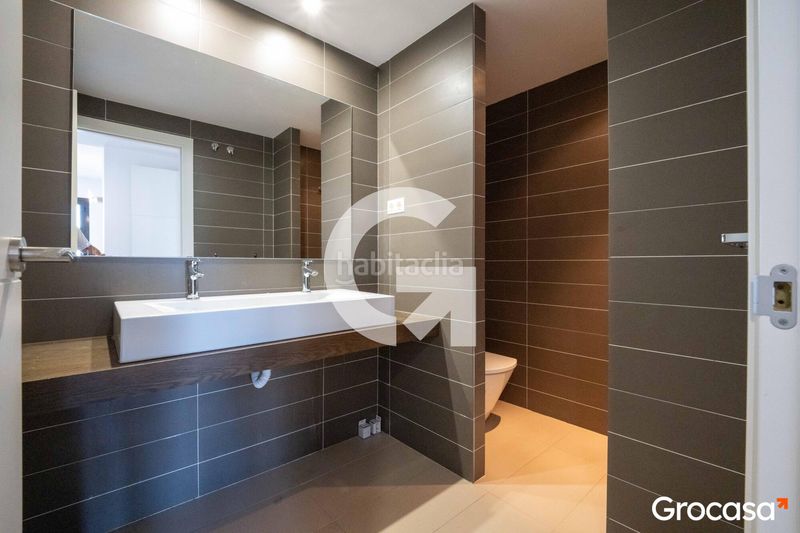 Foto 146e7e61-d84d-4ee8-9b25-ba113d5ba758. Casa aparellada amb calefacció aparcament piscina a Mataró