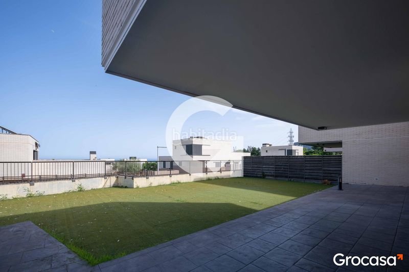 Foto 32e0e30c-a72c-4aa6-87b8-d4d3a8076bdb. Casa aparellada amb calefacció aparcament piscina a Mataró