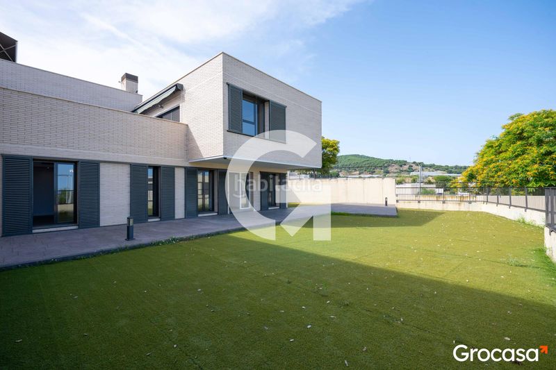 Foto 3e0a0c9d-775f-44ab-906a-2e960ab00970. Casa aparellada amb calefacció aparcament piscina a Mataró