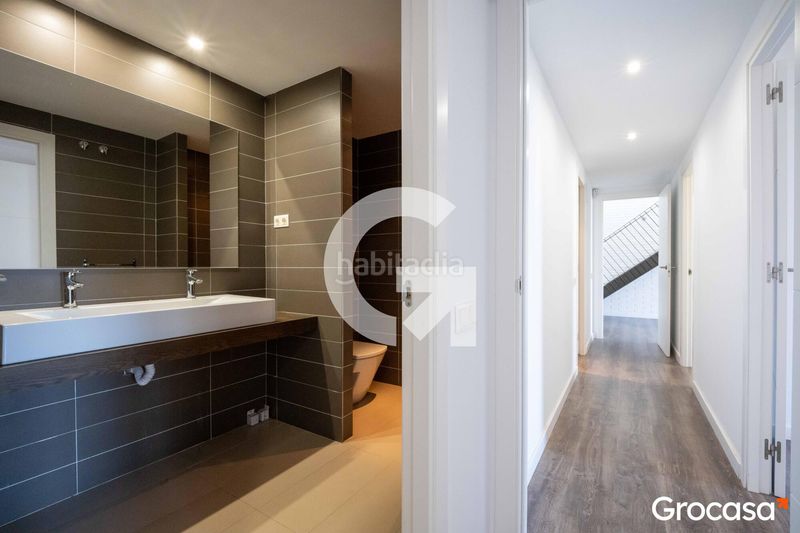 Foto 4867d527-4860-47ed-85f4-24a32246871e. Casa aparellada amb calefacció aparcament piscina a Mataró