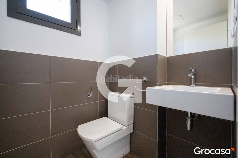 Foto 63718800-8f66-4a8d-940c-e77b6ea57d4b. Casa aparellada amb calefacció aparcament piscina a Mataró