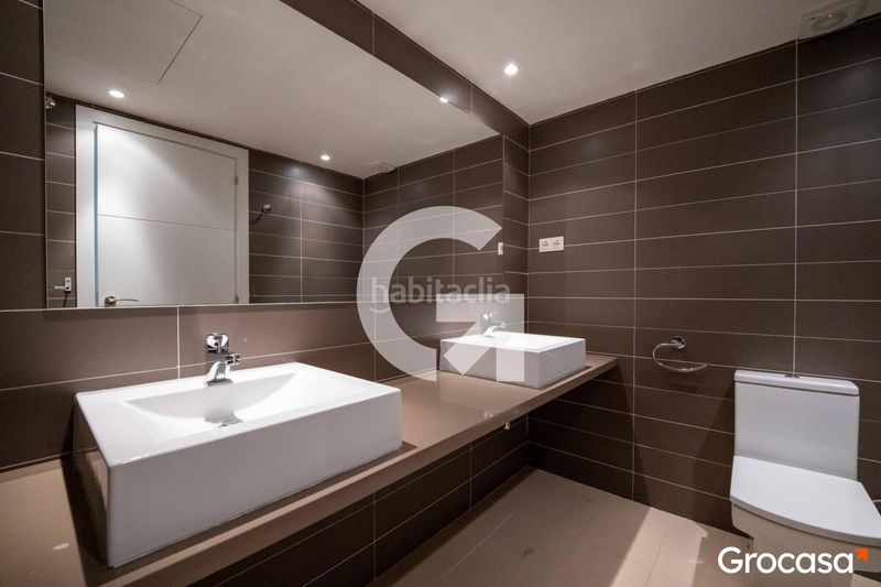 Foto 9c325b8f-5169-408a-a4d7-5662f85e8160. Casa aparellada amb calefacció aparcament piscina a Mataró