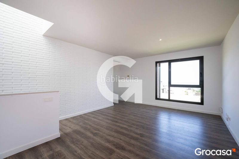 Foto b95298cc-6cc2-4561-95e3-6fdee1e36611. Casa aparellada amb calefacció aparcament piscina a Mataró