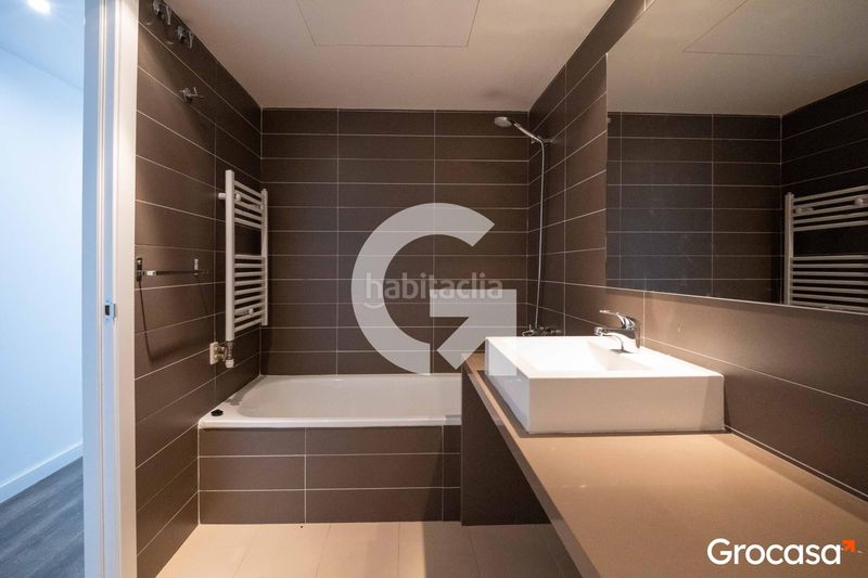 Foto c16b65a8-f65a-4f83-ad98-a93f18658906. Casa aparellada amb calefacció aparcament piscina a Mataró