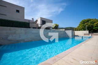 Casa aparellada  Cl pagesia de la. Casa con jardín y piscina comunitaria