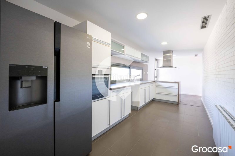 Foto dc3d0714-6157-42a0-962f-9c5acbf9a3f2. Casa aparellada amb calefacció aparcament piscina a Mataró