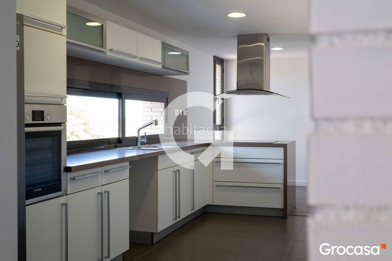 Foto f6f2fe50-45da-47d7-8e9c-8379fb82cf08. Casa aparellada amb calefacció aparcament piscina a Mataró
