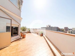 Pis a Sants-Badal. Atico con terraza y ascensor en badal