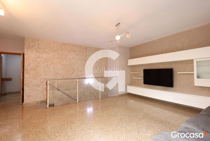 Foto 0908d61d-cf35-47cd-8d45-9f4dbdcdaec0. Dúplex  con terraza y parking! en Torrent Ballester Viladecans