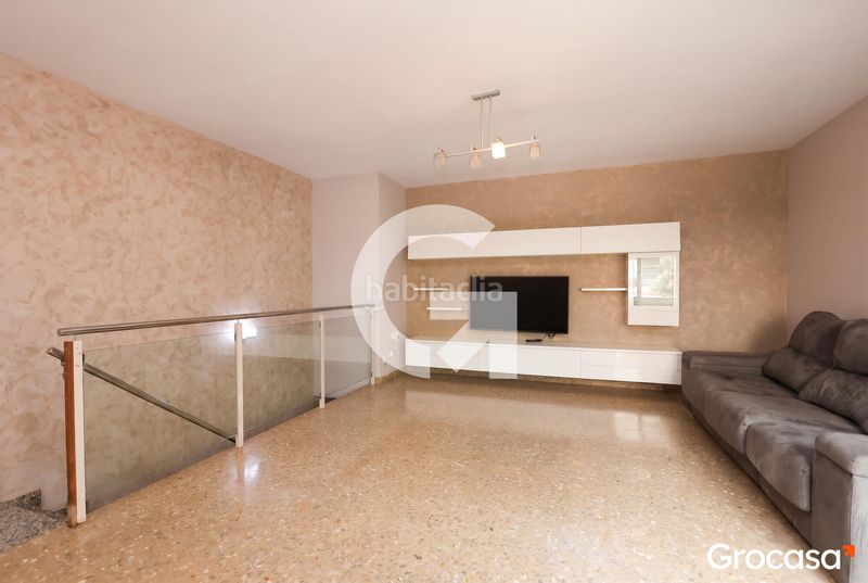 Foto 7ba0acab-972a-42ee-b84f-4b7e77955d95. Dúplex  con terraza y parking! en Torrent Ballester Viladecans