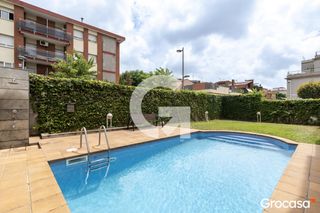 Semi detached house in Centre. Casa adosada con terrazas, piscina y parking