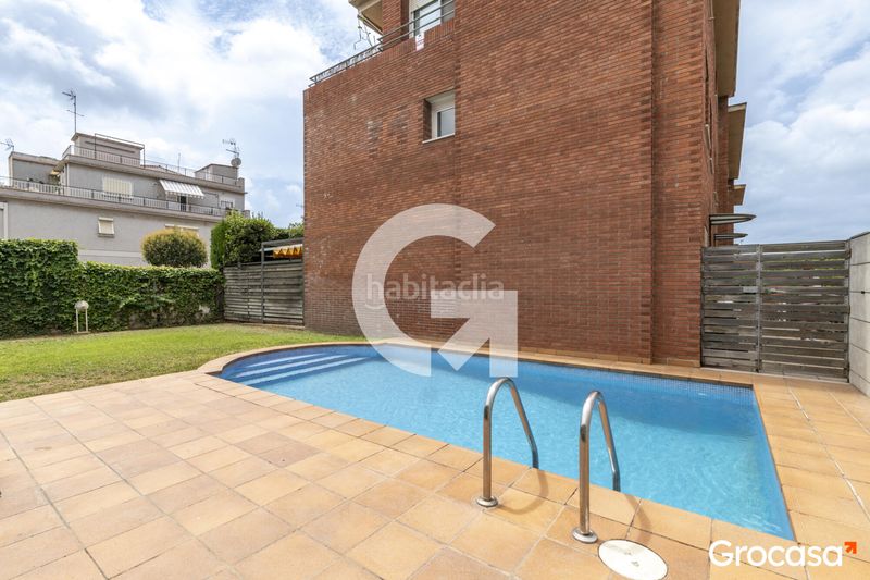 Foto 733aefc9-c5f8-477d-b59d-7da375552e6b. Casa adosada casa pareada con terrazas, piscina y parking en Sant Joan Despí