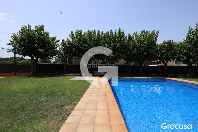 Foto 30a2b917-74dc-49e3-a529-75f1d5e24f84. Àtic amb calefacció aparcament piscina a Gava Mar Gavà