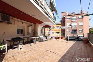 Pis  Cl renclusa de la. Amplio con ascensor y terraza a nivel
