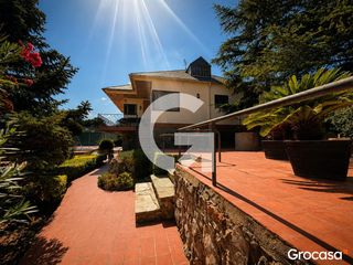 Casa  Cl canaries. Chalet independiente con piscina, pista deportiva y zona de barb