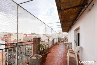 Attique  Cr sabadell. Ático con terraza a reformar.