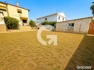 Casa  Cl illes filipines. Casa independiente con gran parcela en segur de calafell