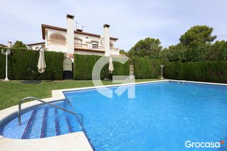 Casa adossada  Cl bertran de castellet de. Casa adosada con piscina comunitaria y plaza de aparcamiento