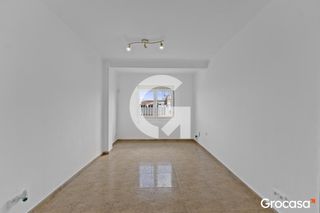 Pis  Cr collblanc de. Piso exterior con ascensor 3 habitaciones cerca a finestrella .