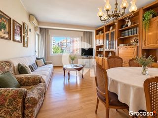 Pis  Cl sants. Piso de 4 habitaciones con amplia terraza en plena carretera de