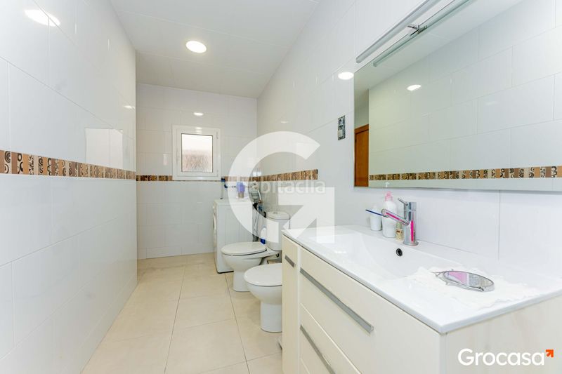 Foto 49a246c4-cd49-4d28-a4ed-73c053f69c36. Àtic amb calefacció a Almeda - El Corte Inglés Cornellà de Llobregat